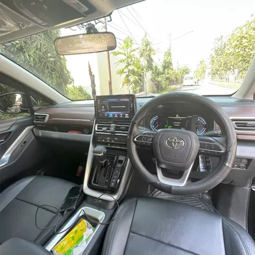 innova-zenix-7-seat-2-68b7e9336d7b3